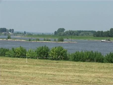 Millingen aan de Rijn : Am Pannerdense Kop, bzw. Gabelungspunkt hier wird der Rhein zur Waal ( im Vordergrund nach links ), im Hintergrund nach links nennt sich der Rhein jetzt Pannerdensch Kanaal und fließt dann als Nederrijn weiter.